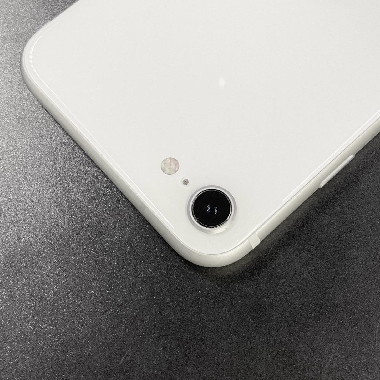 【全額返金保証】【最速発送】Apple iPhone iPhone SE（第2世代） 64GB ホワイト docomo SIMフリー 白ロム 動作確認済 80%