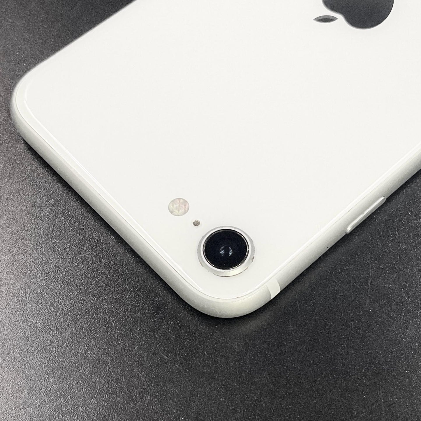 【最速発送】Apple iPhone iPhone SE（第2世代） 64GB ホワイト au 白ロム【難有】 72%