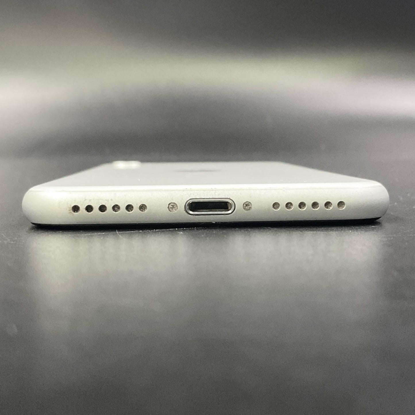 【最速発送】Apple iPhone iPhone SE（第2世代） 64GB ホワイト au 白ロム【難有】 72%