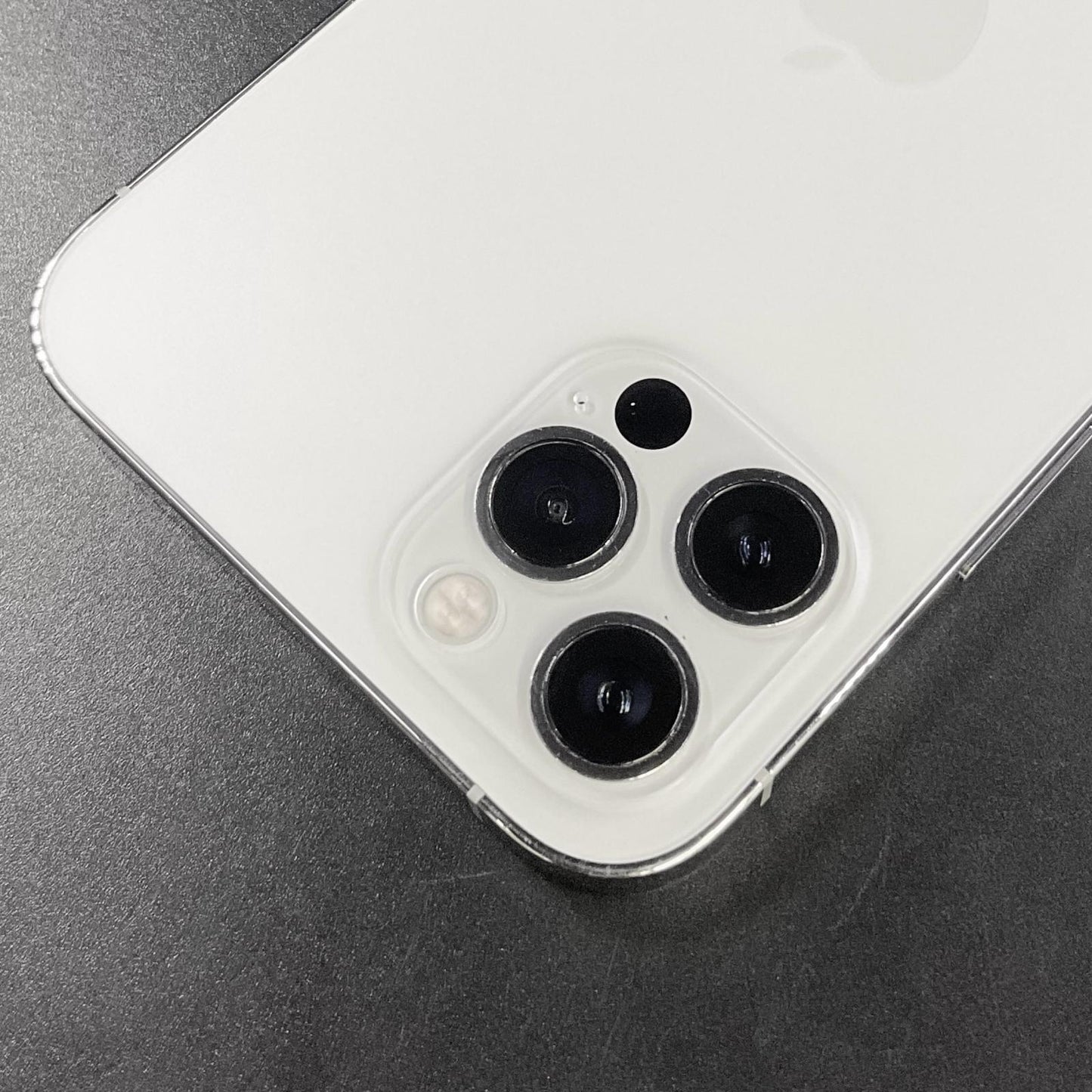 【全額返金保証】【最速発送】Apple iPhone iPhone 12 Pro 256GB シルバー docomo 白ロム 美品 動作確認済 83%