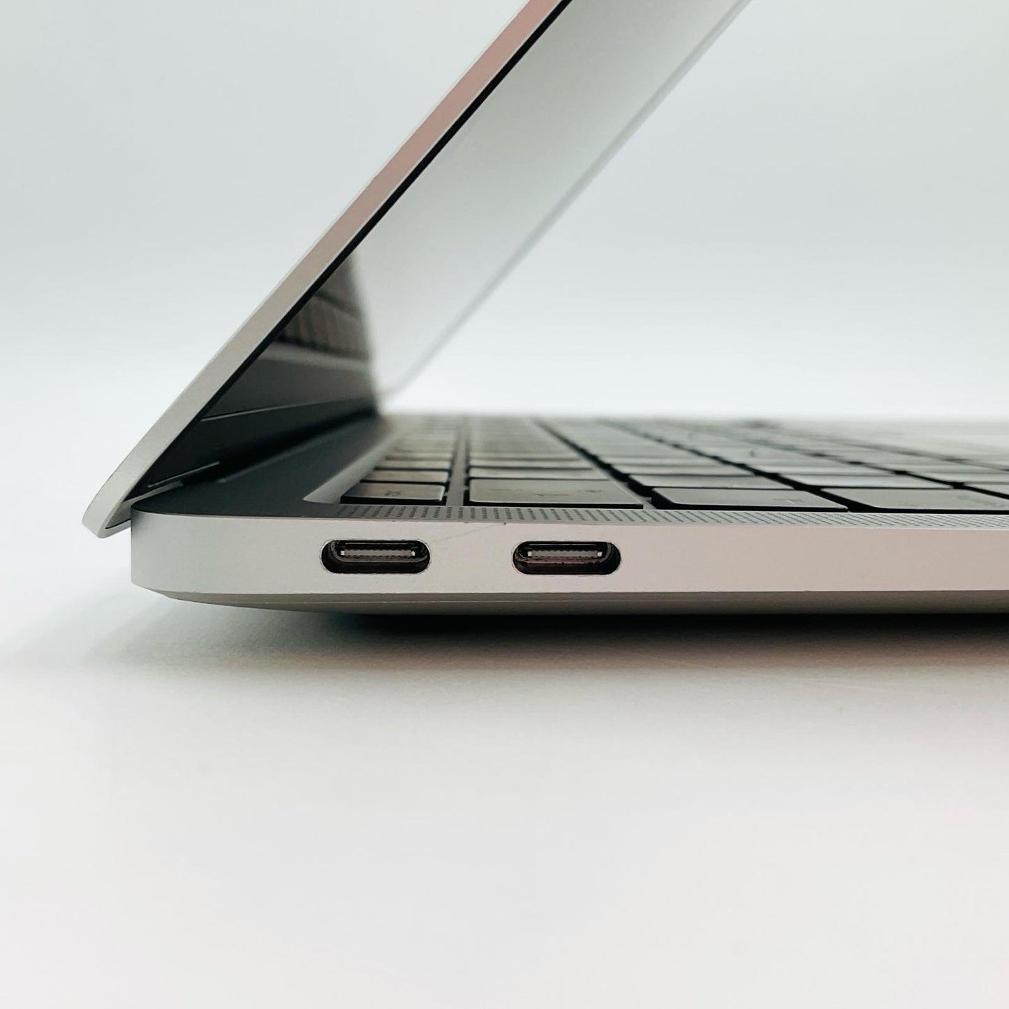 【全額返金保証】【最速発送】Apple MacBook Air 13.3インチ 2020 Apple M1 8GB SSD 256GB シルバー 83% 動作確認済