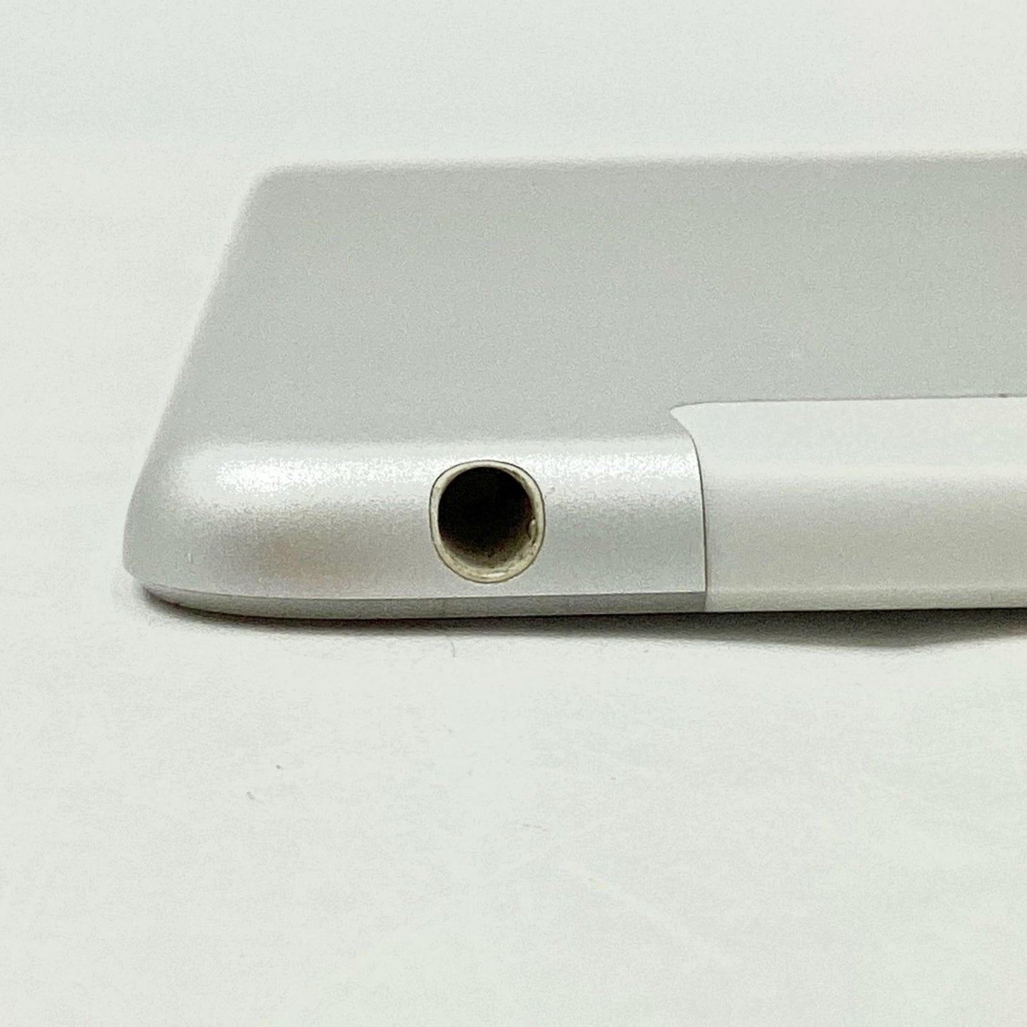 【全額返金保証】【最速発送】Apple iPad Air 9.7インチ 第2世代 64GB シルバー WiFi+Cellular au 白ロム 動作確認済