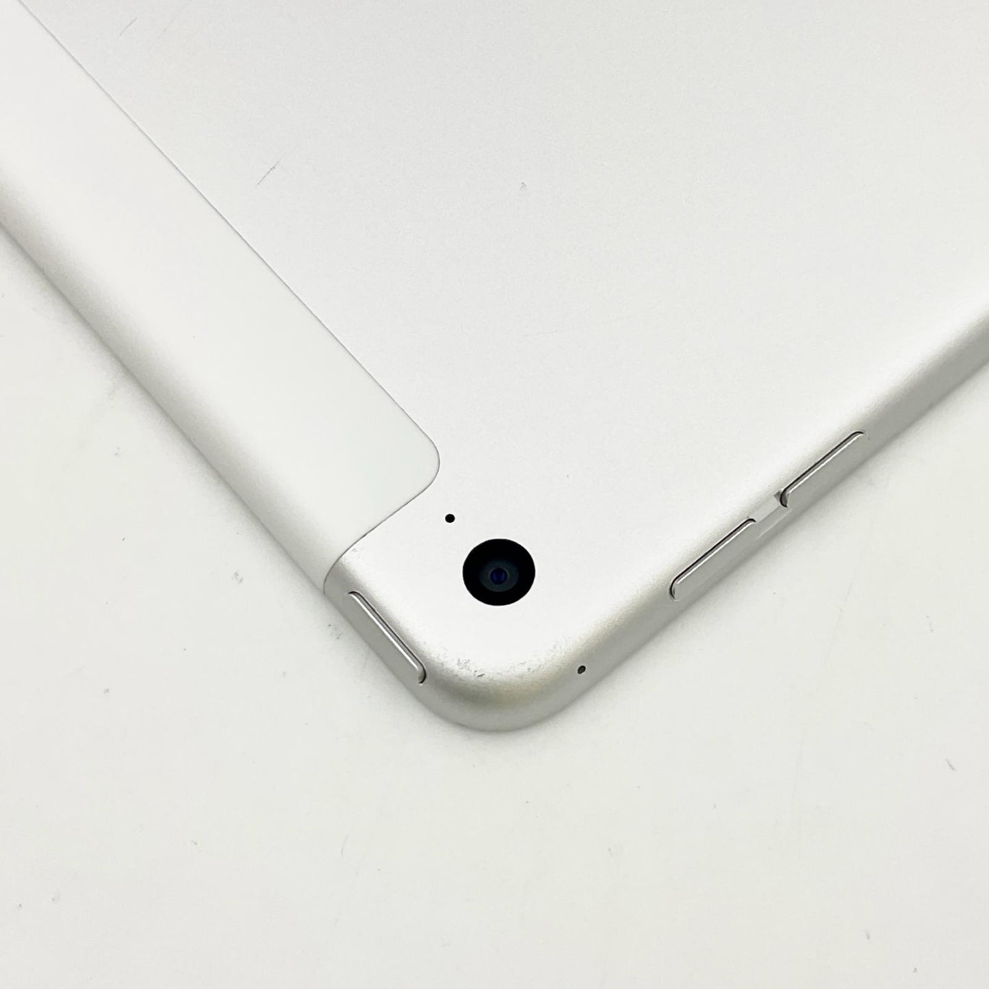 【全額返金保証】【最速発送】Apple iPad mini 7.9インチ 第4世代 128GB シルバー WiFi+Cellular docomo 白ロム 動作確認済