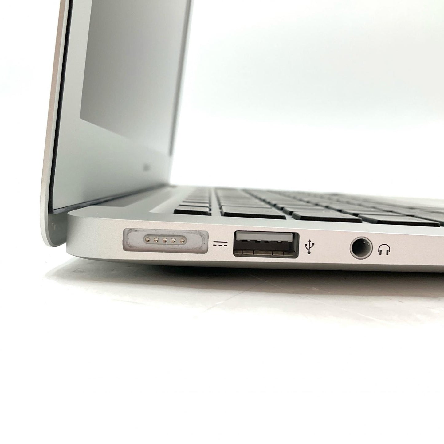 【全額返金保証】【最速発送】Apple MacBook Air 13.3インチ 2017 1.8 GHz Intel Core i5 8GB SSD 256GB シルバー 96.1% 動作確認済