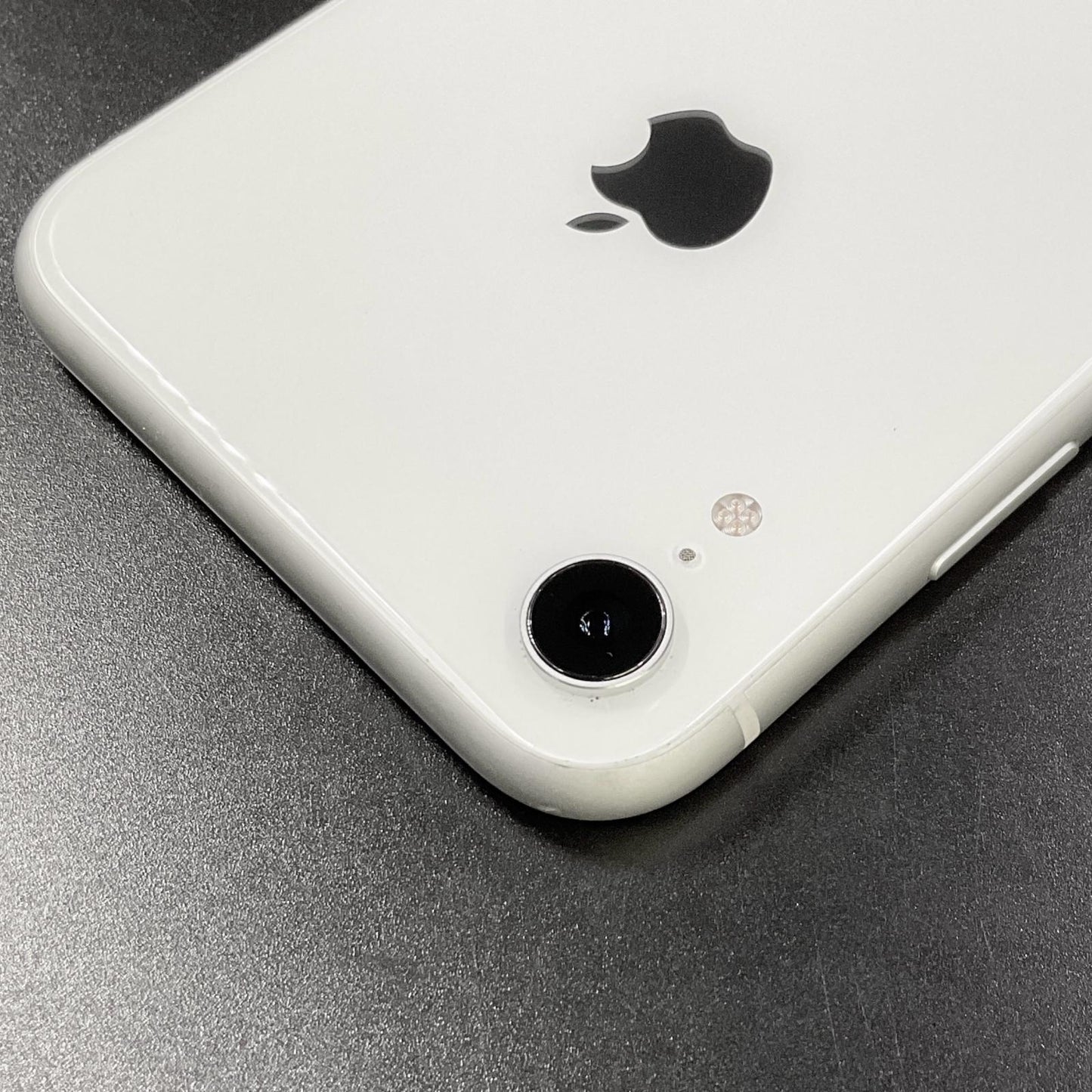 【全額返金保証】【最速発送】Apple iPhone iPhone XR 64GB ホワイト docomo 白ロム 動作確認済 77%