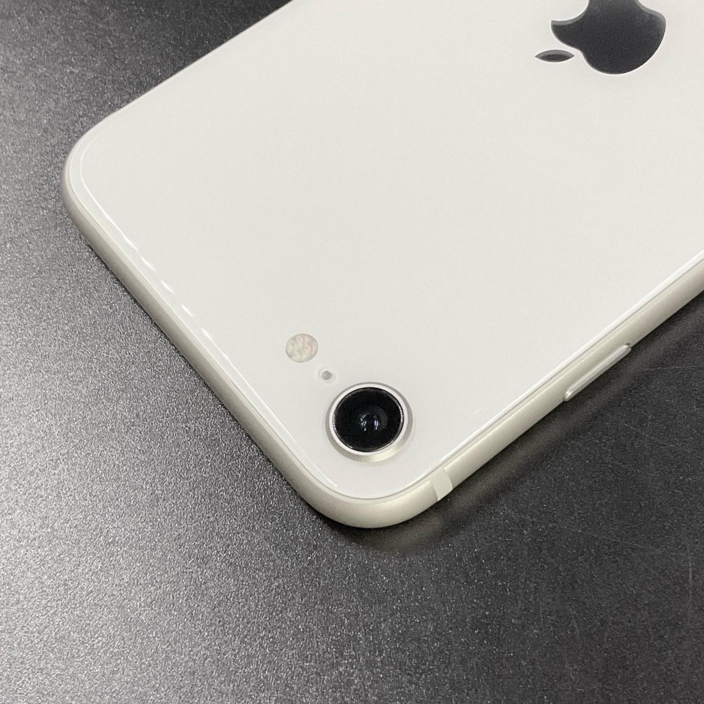 【全額返金保証】【最速発送】Apple iPhone iPhone SE（第3世代） 64GB au 白ロム 美品 動作確認済 86%