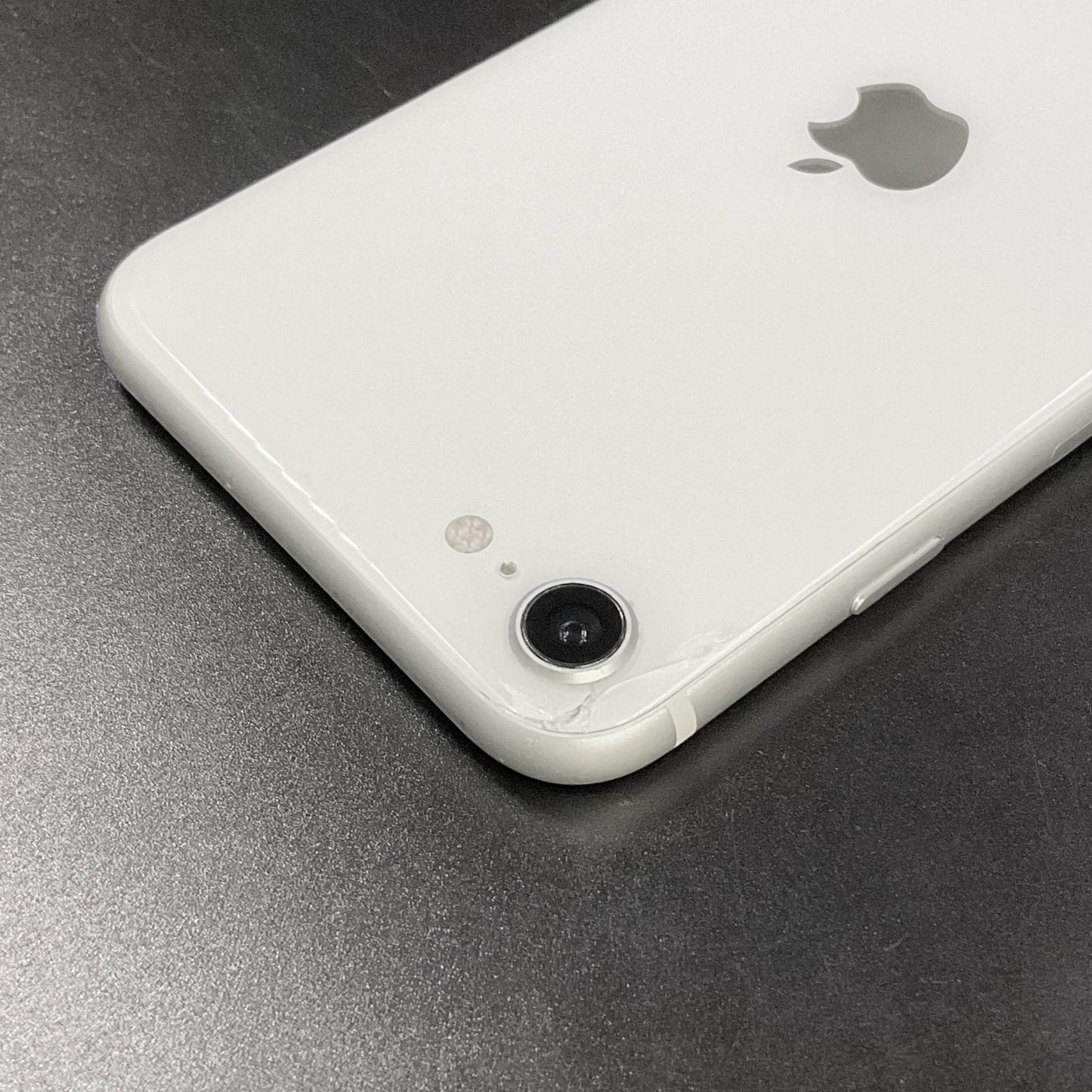 【全額返金保証】【最速発送】Apple iPhone iPhone SE（第2世代） 64GB ホワイト Softbank 白ロム 動作確認済 74%