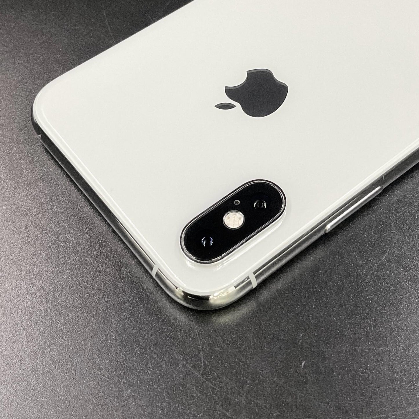 【全額返金保証】【最速発送】Apple iPhone iPhone XS 256GB シルバー au 白ロム 動作確認済 93%