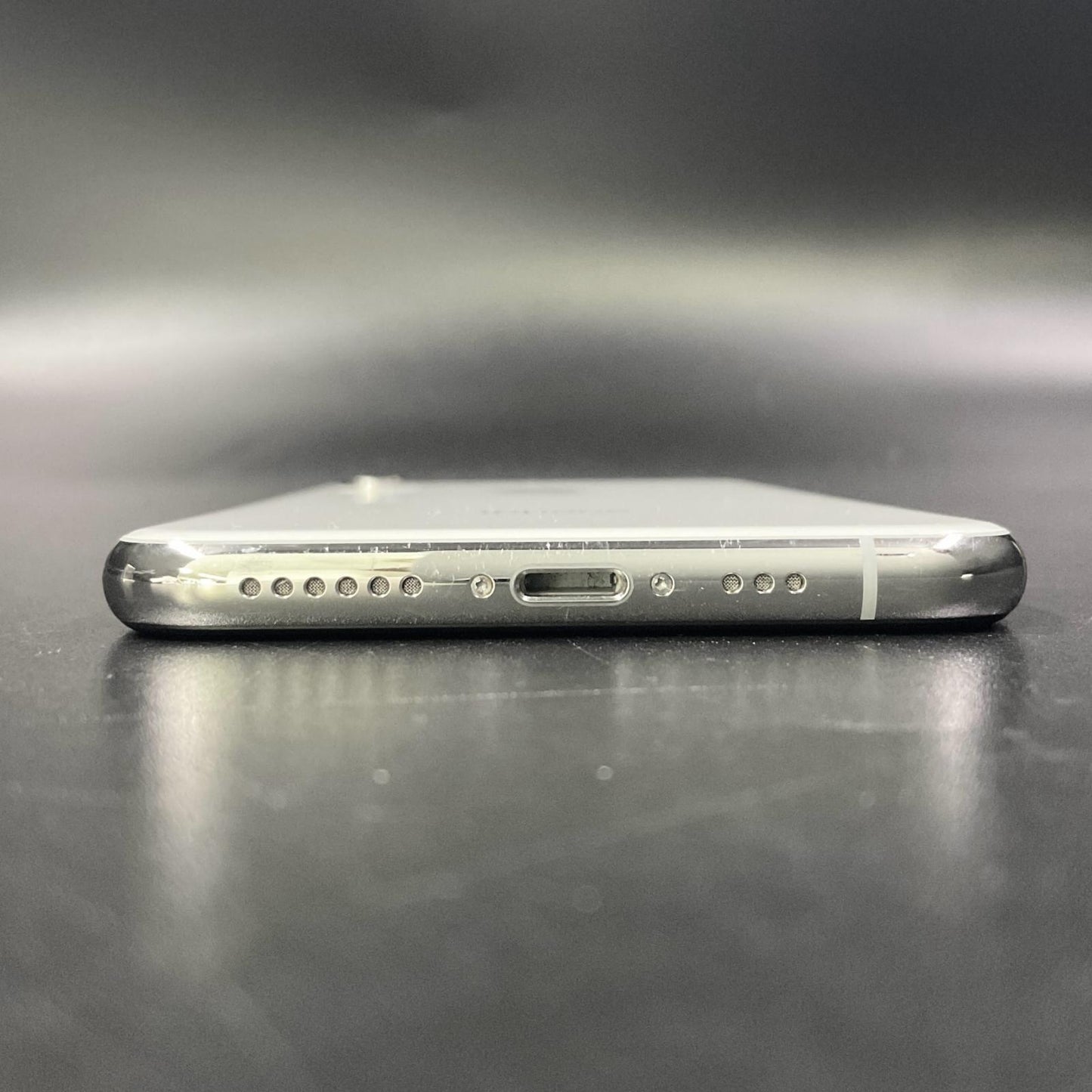 【全額返金保証】【最速発送】Apple iPhone iPhone XS 256GB シルバー au 白ロム 動作確認済 93%