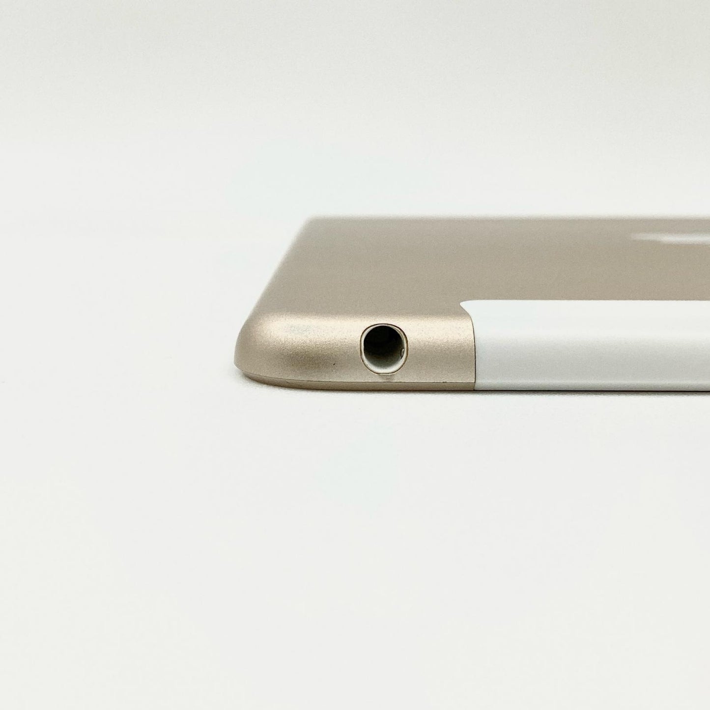【全額返金保証】【最速発送】Apple iPad Air 第2世代 32GB ゴールド WiFi+Cellular docomo 白ロム 動作確認済