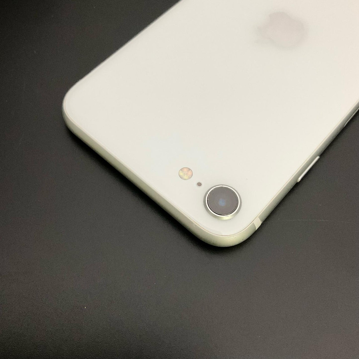 【全額返金保証】【最速発送】Apple iPhone iPhone SE（第2世代） 128GB ホワイト au 白ロム 動作確認済 77%