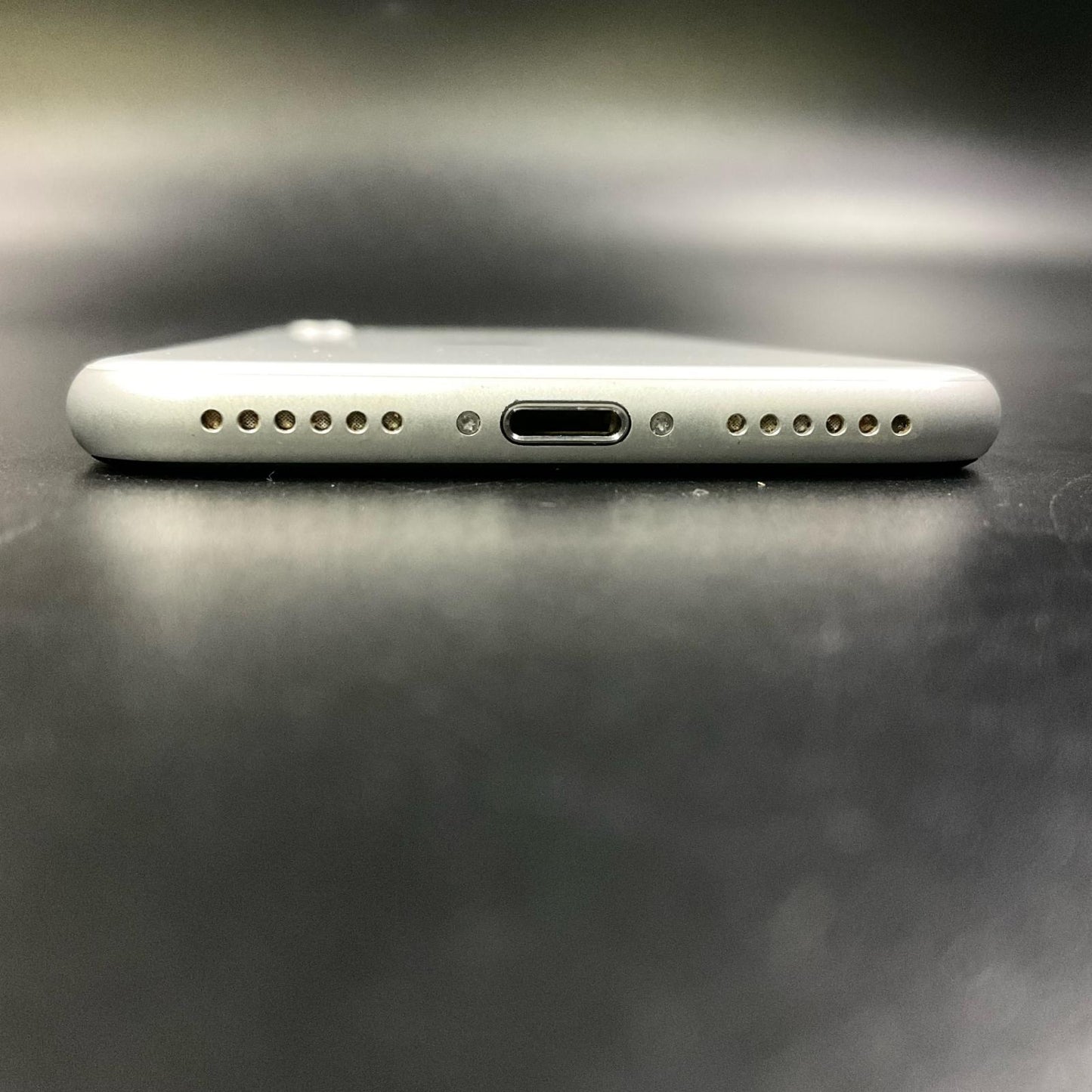 【全額返金保証】【最速発送】Apple iPhone iPhone SE（第2世代） 128GB ホワイト au 白ロム 動作確認済 77%