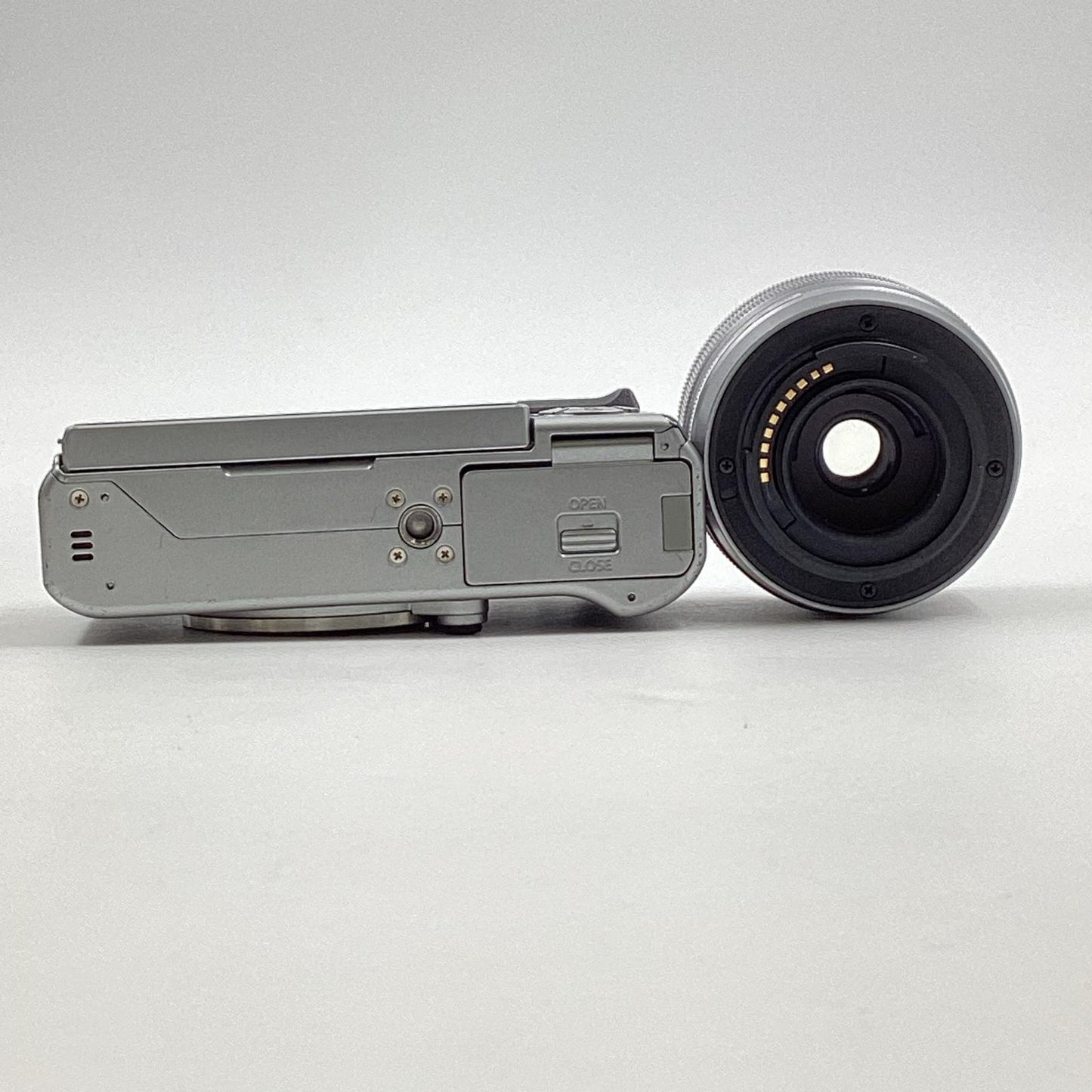 【全額返金保証】【最速発送】FUJIFILM デジタル一眼 X-A5 レンズキット シルバー 美品 動作確認済