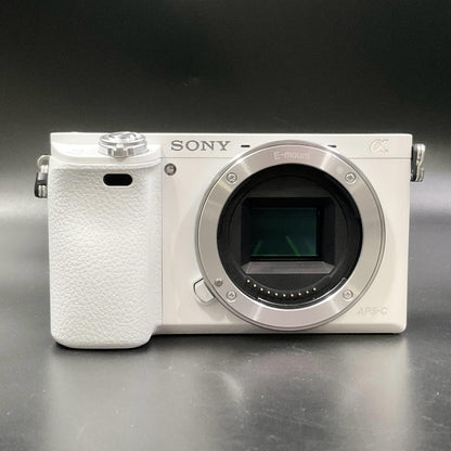【全額返金保証】【最速発送】Sony デジタル一眼 α6000 ILCE-6000 ボディ ホワイト 美品 動作確認済
