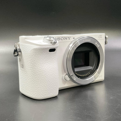【全額返金保証】【最速発送】Sony デジタル一眼 α6000 ILCE-6000 ボディ ホワイト 美品 動作確認済
