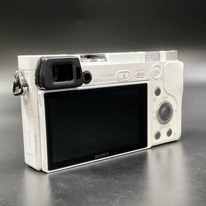 【全額返金保証】【最速発送】Sony デジタル一眼 α6000 ILCE-6000 ボディ ホワイト 美品 動作確認済