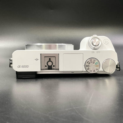 【全額返金保証】【最速発送】Sony デジタル一眼 α6000 ILCE-6000 ボディ ホワイト 美品 動作確認済