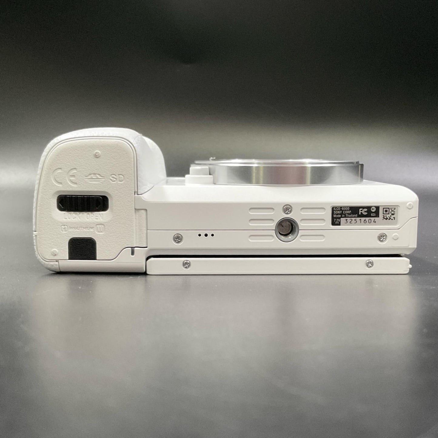 【全額返金保証】【最速発送】Sony デジタル一眼 α6000 ILCE-6000 ボディ ホワイト 美品 動作確認済
