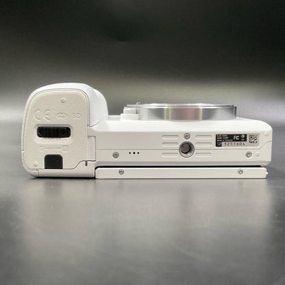 【全額返金保証】【最速発送】Sony デジタル一眼 α6000 ILCE-6000 ボディ ホワイト 美品 動作確認済