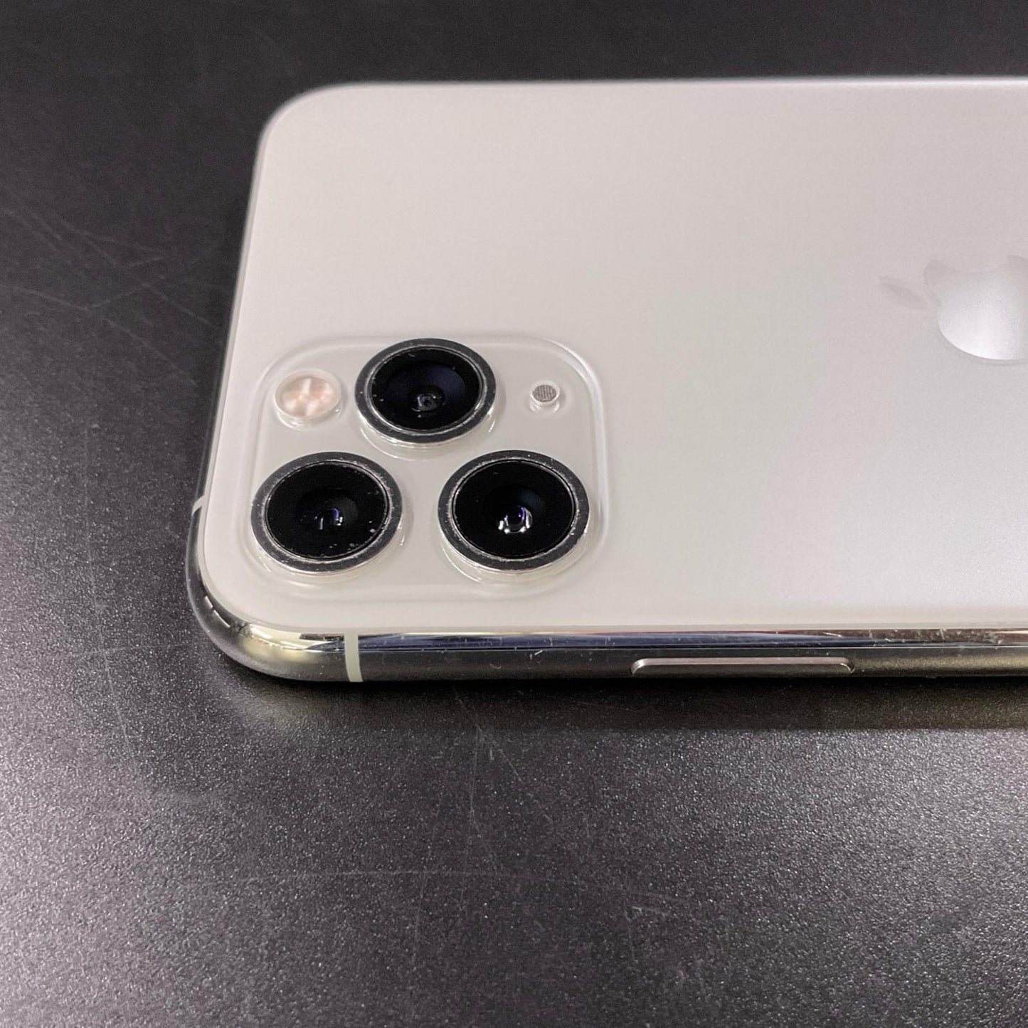 【全額返金保証】【最速発送】Apple iPhone iPhone 11 Pro 64GB シルバー au 白ロム 動作確認済 83.9%