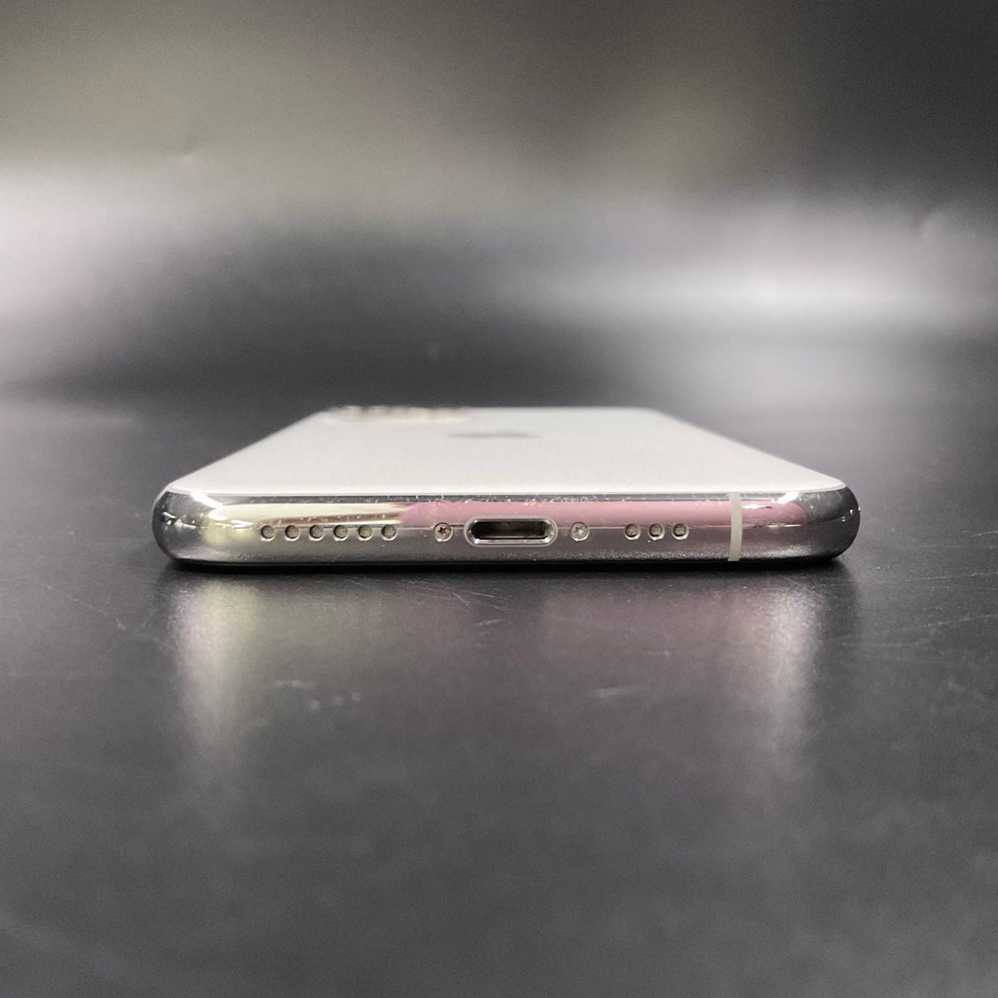 【全額返金保証】【最速発送】Apple iPhone iPhone 11 Pro 64GB シルバー au 白ロム 動作確認済 83.9%
