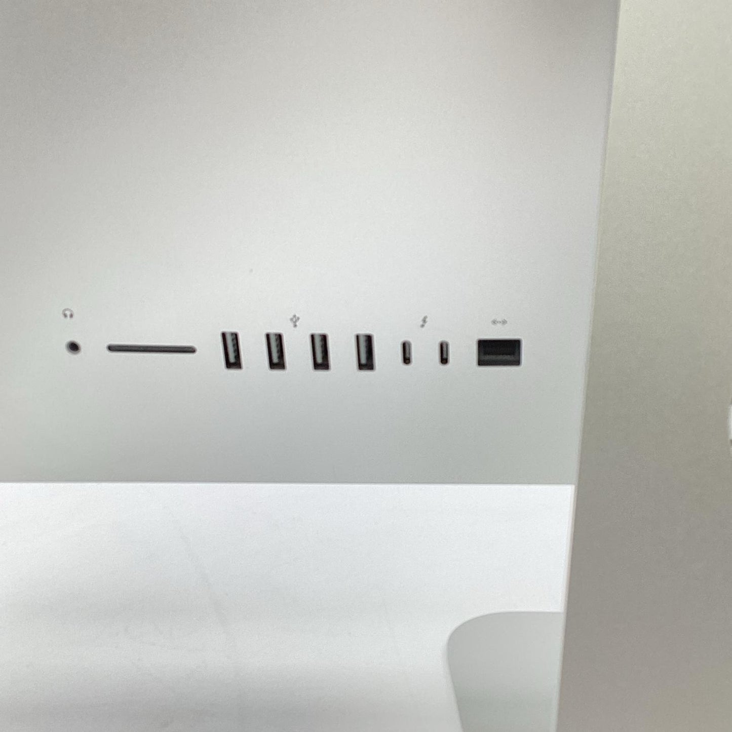 【全額返金保証】【最速発送】Apple iMac 21.5インチ クアッドコア intel core i3 8GB SSD 256GB シルバー 美品 動作確認済