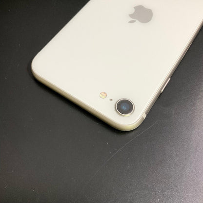 【全額返金保証】【最速発送】Apple iPhone iPhone SE（第3世代） 128GB ホワイト docomo 白ロム 動作確認済 78%