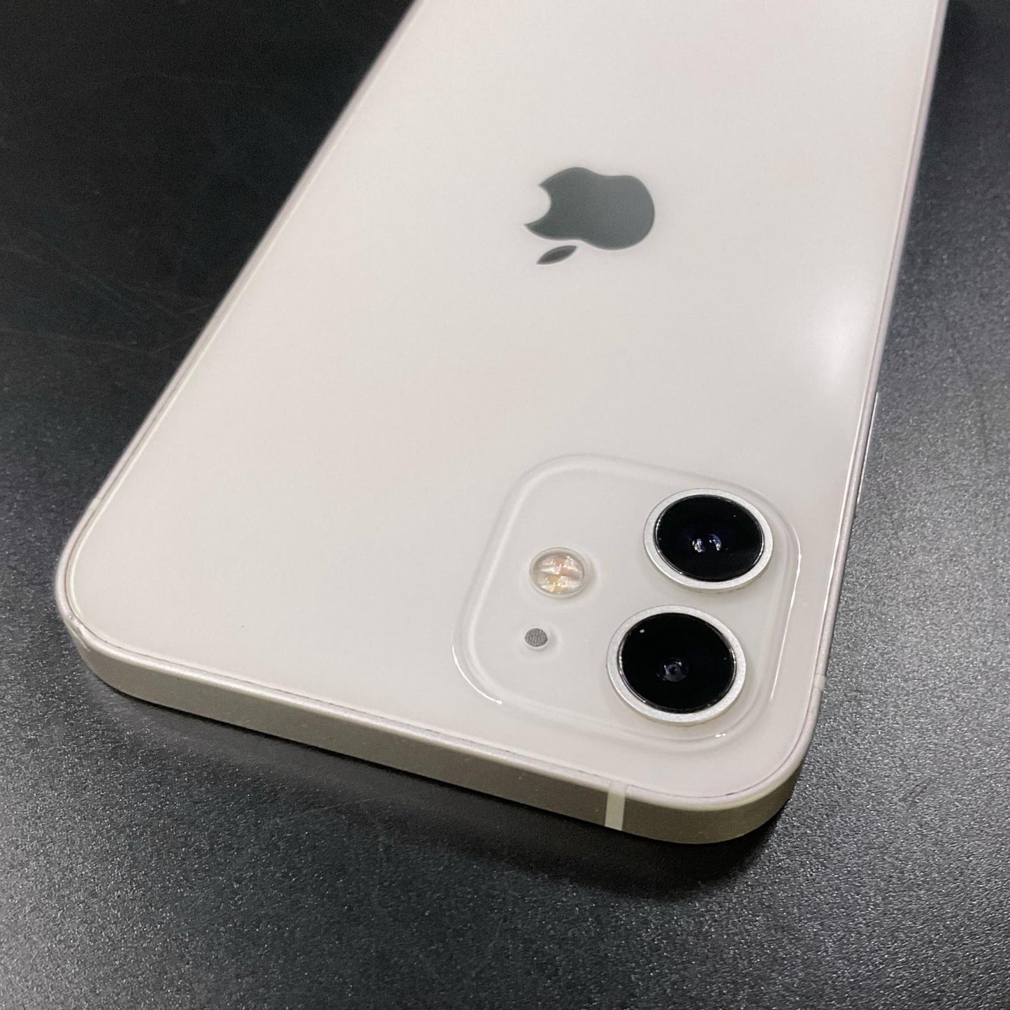 【全額返金保証】【最速発送】Apple iPhone iPhone 12 64GB ホワイト docomo 白ロム 動作確認済 79%