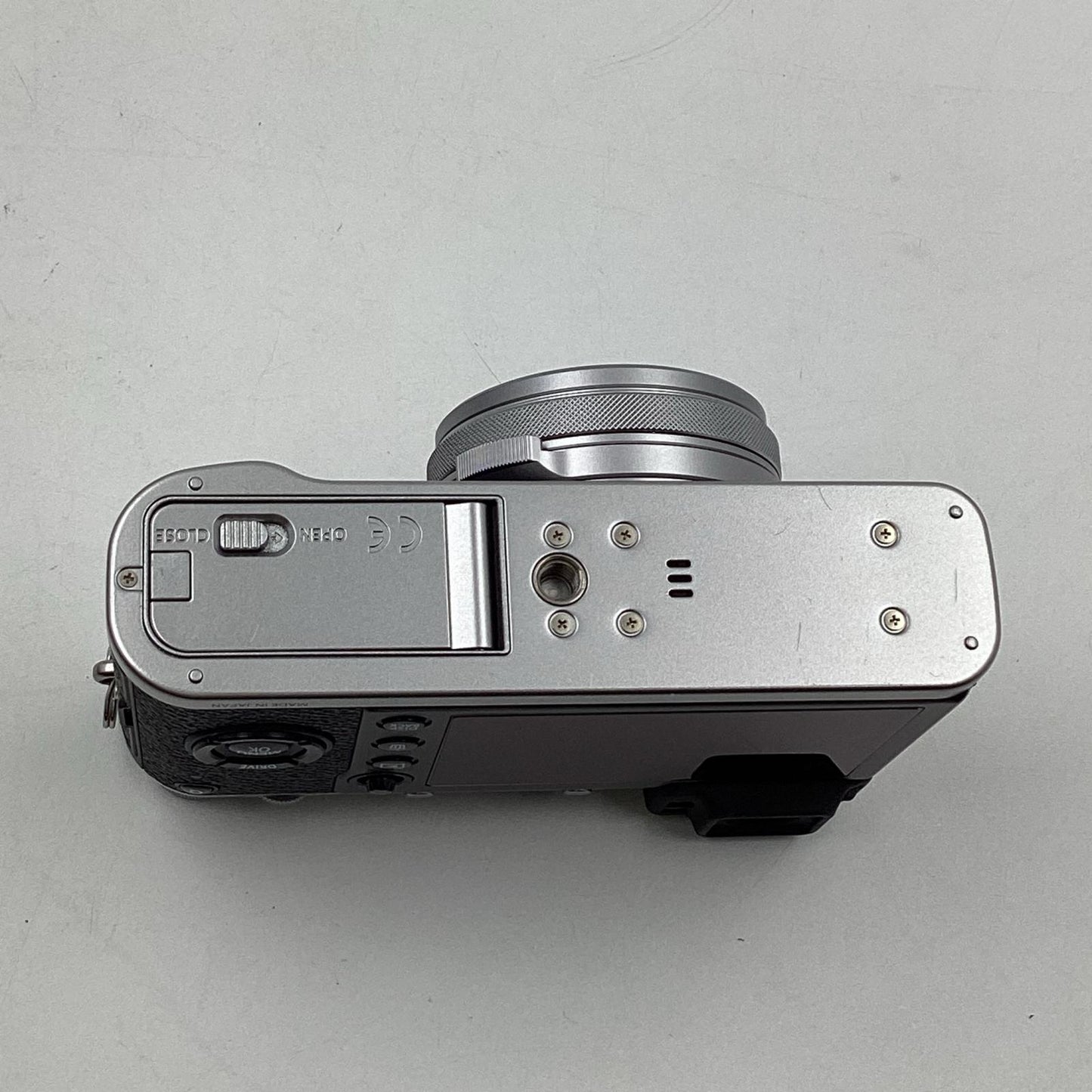 【全額返金保証】【最速発送】FUJIFILM コンパクトデジタルカメラ X100F [シルバー] 美品 動作確認済