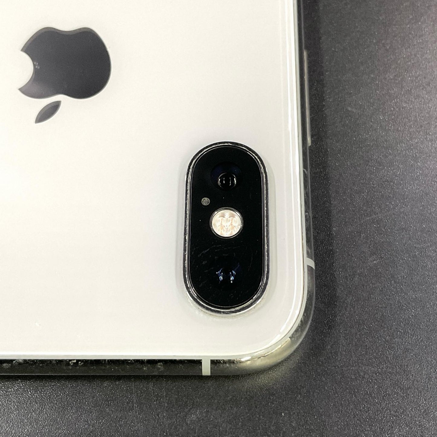 【全額返金保証】【最速発送】Apple iPhone iPhone XS 64GB シルバー docomo SIMフリー 白ロム 動作確認済 71%