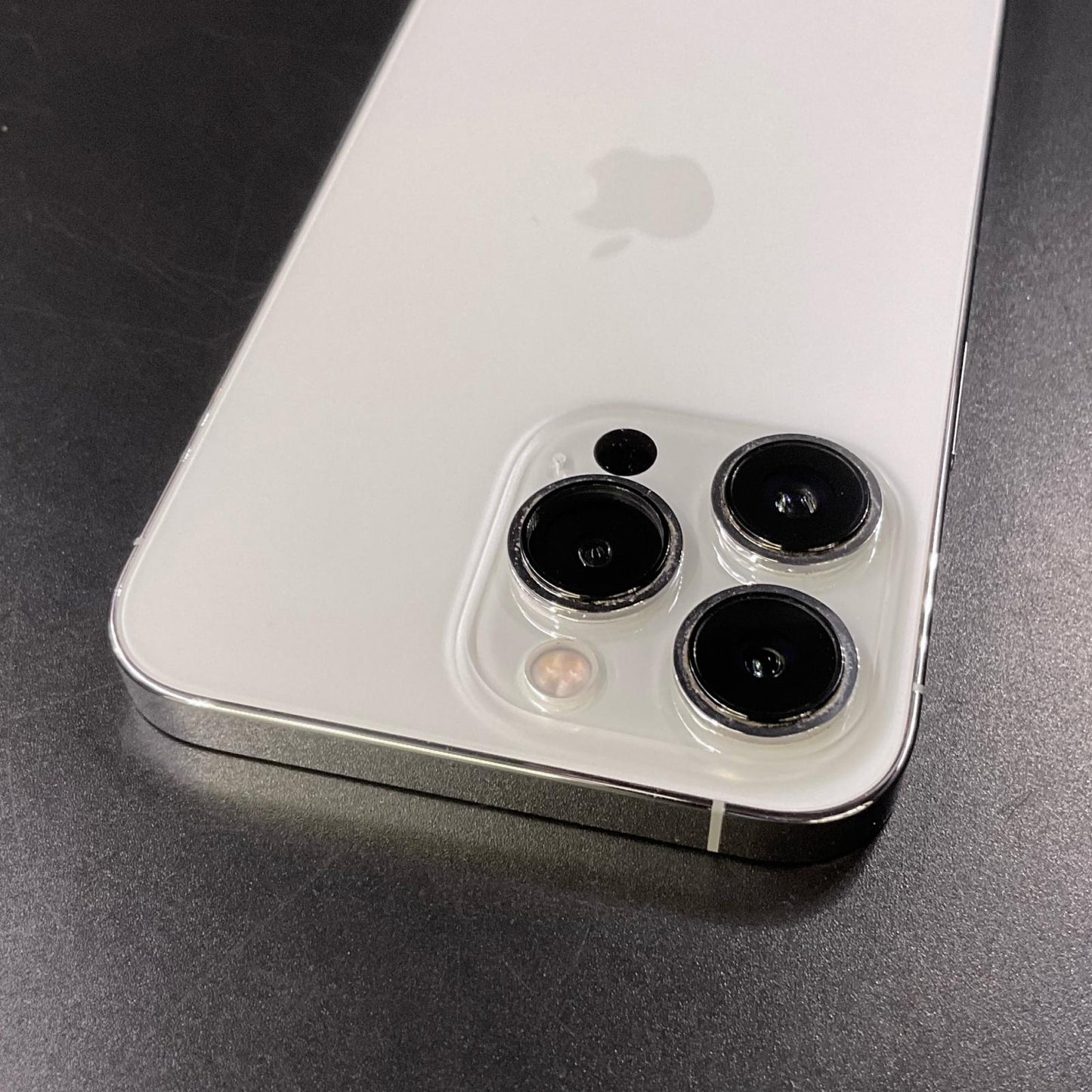 【全額返金保証】【最速発送】Apple iPhone iPhone 13 Pro 256GB シルバー docomo 白ロム 動作確認済 76%