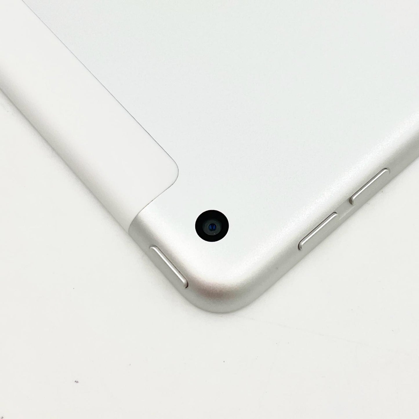 【最速発送】Apple iPad iPad 10.2インチ 第9世代 64GB シルバー WiFi+Cellular au 白ロム【難有】