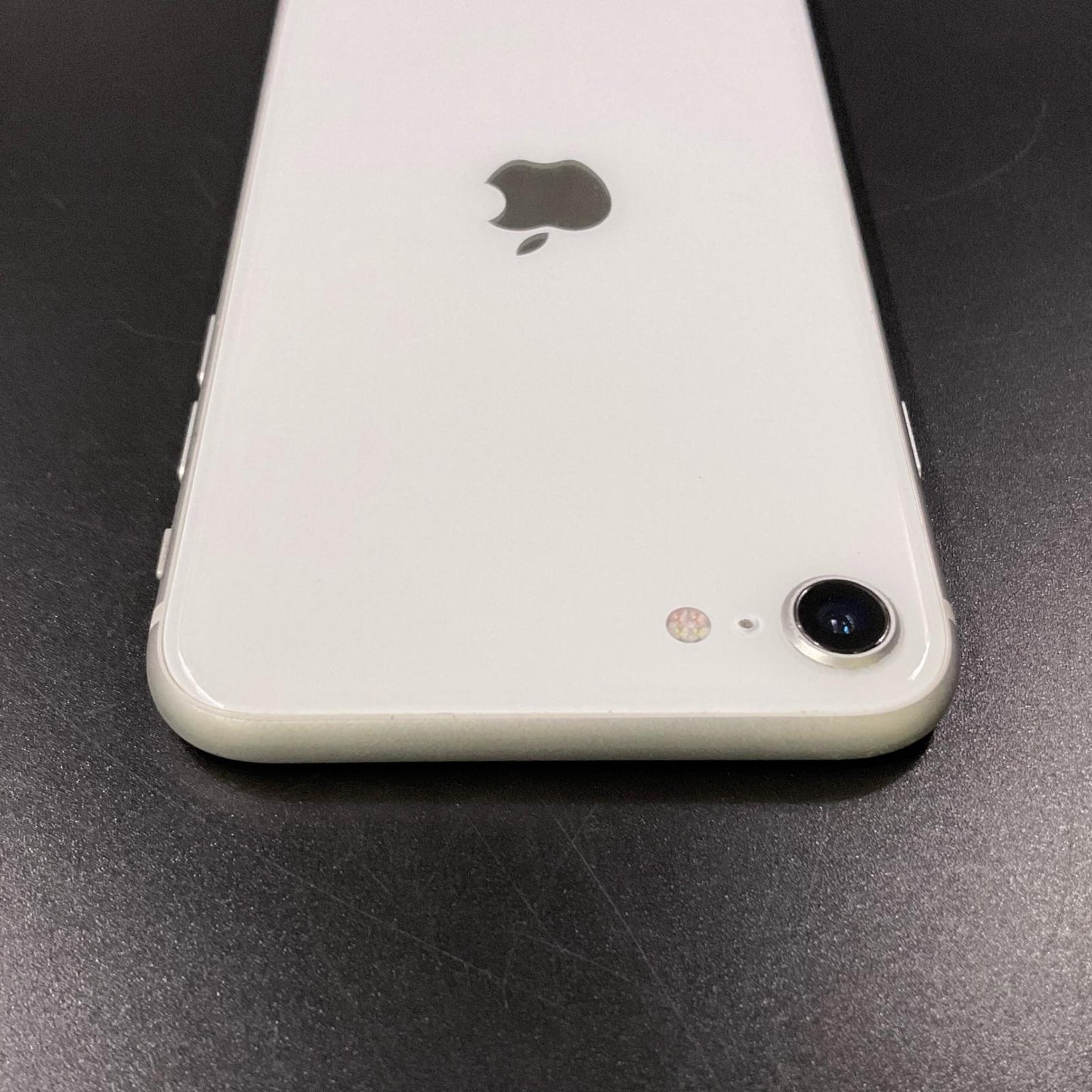 【全額返金保証】【最速発送】Apple iPhone iPhone SE（第2世代） 64GB ホワイト docomo 白ロム 動作確認済 78%
