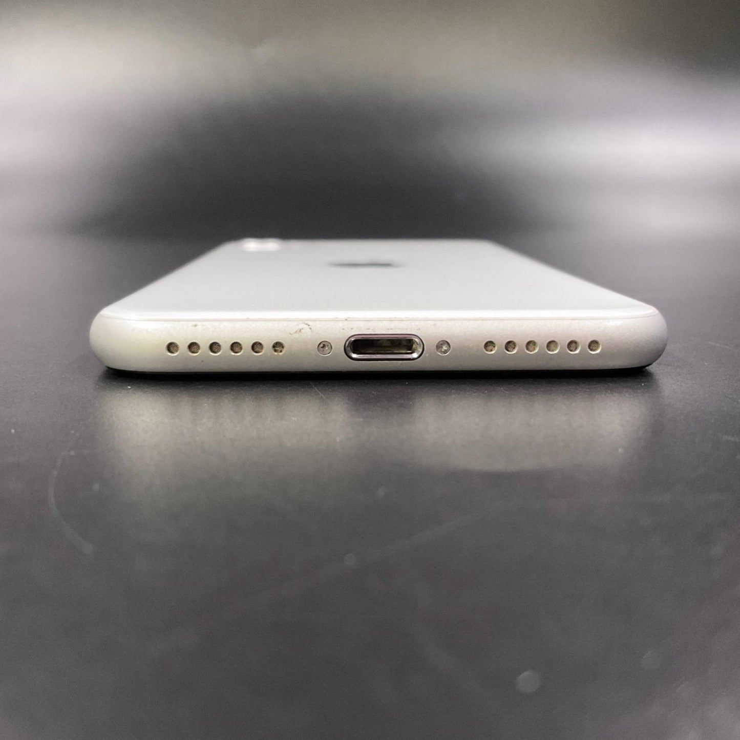 【全額返金保証】【最速発送】Apple iPhone iPhone SE（第2世代） 64GB ホワイト docomo 白ロム 動作確認済 78%
