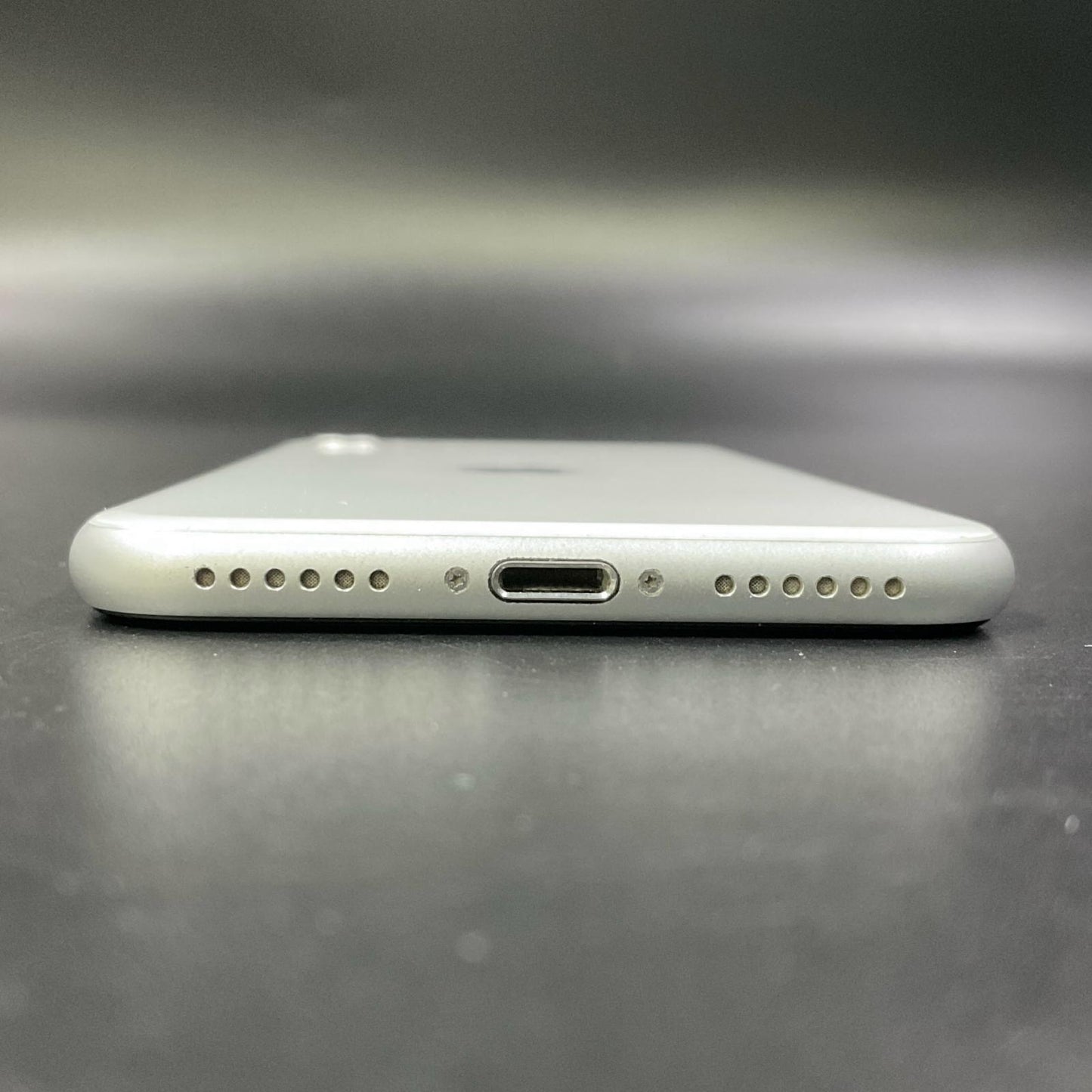 【全額返金保証】【最速発送】Apple iPhone iPhone SE（第2世代） 64GB ホワイト Softbank 白ロム 動作確認済 78%