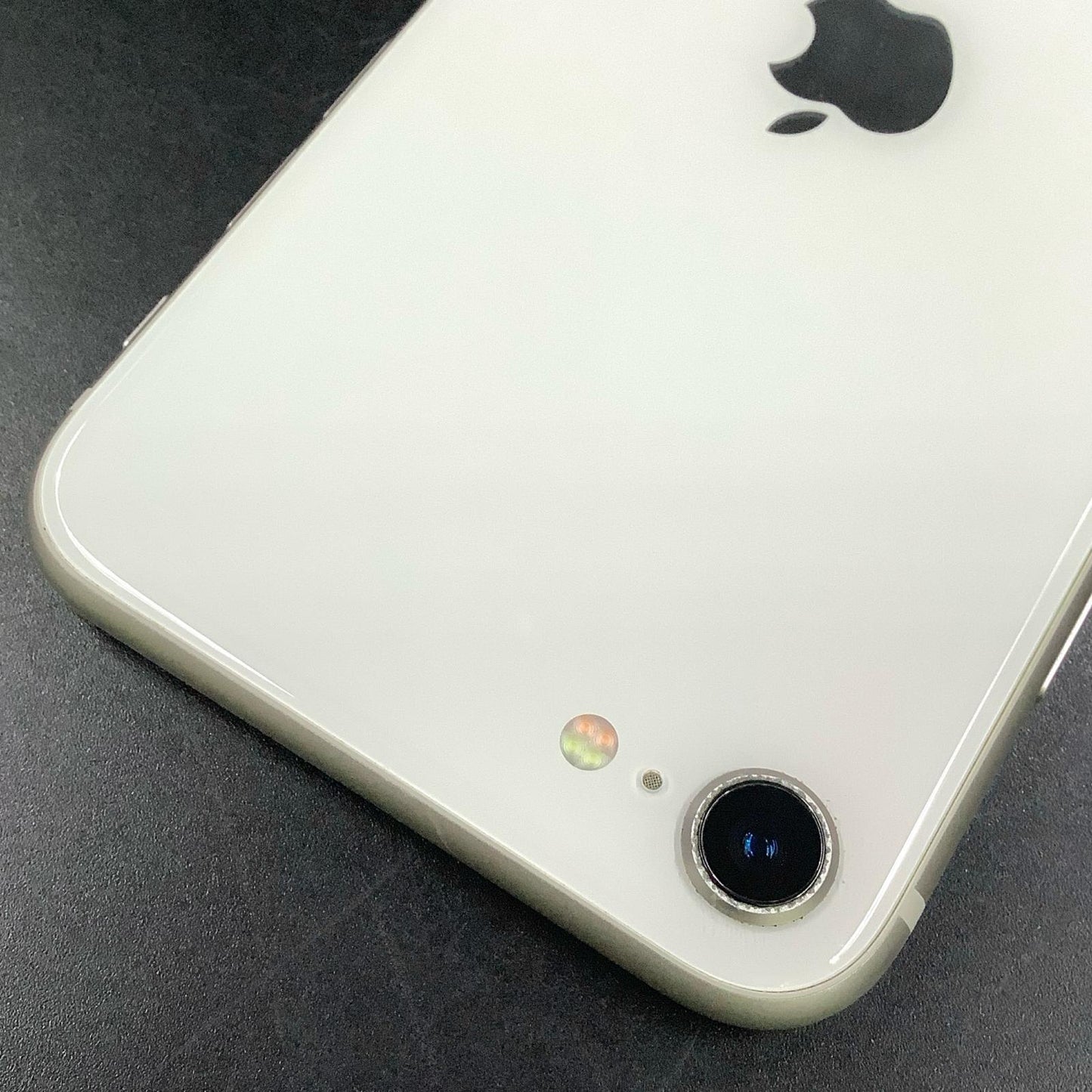 【全額返金保証】【最速発送】Apple iPhone iPhone SE（第3世代） 64GB スターライト au 動作確認済 77%