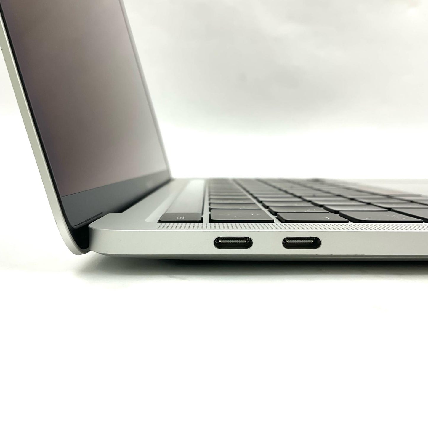 【全額返金保証】【最速発送】Apple MacBook Pro 13インチ 2020 Apple M1 8GB SSD 256GB シルバー 88.3% 動作確認済