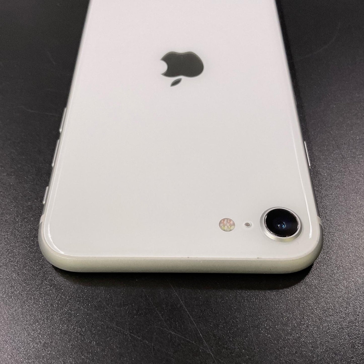 【全額返金保証】【最速発送】Apple iPhone iPhone SE（第2世代） 128GB ホワイト docomo SIMフリー 白ロム 動作確認済 78%