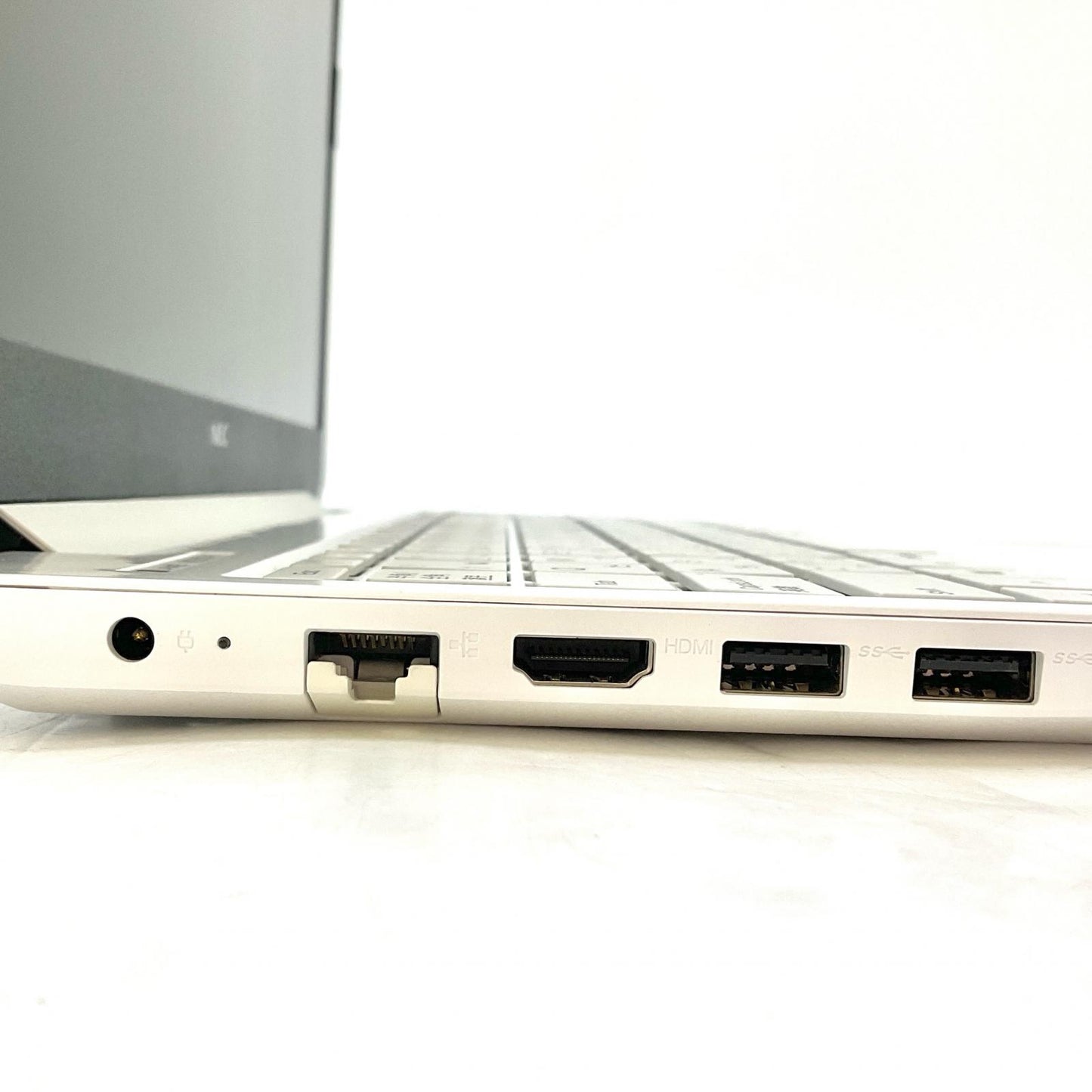 【全額返金保証】【最速発送】NEC LAVIE PC-NS300RAW AMD Ryzen 3 3200U with Radeon Vega Mobile Gfx 2.60GHz 4GB M.2 SSD 256GB 97.9% 美品 動作確認済