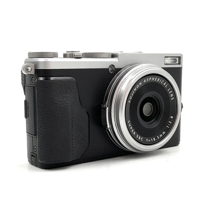 【全額返金保証】【最速発送】FUJIFILM コンパクトデジタルカメラ X70 シルバー 美品 動作確認済