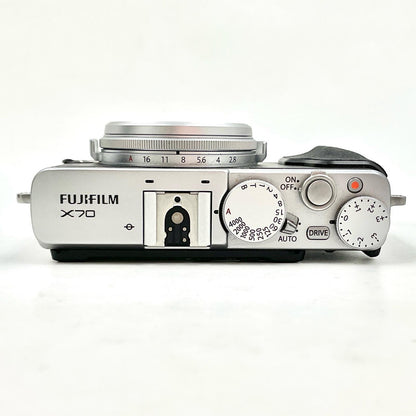【全額返金保証】【最速発送】FUJIFILM コンパクトデジタルカメラ X70 シルバー 美品 動作確認済