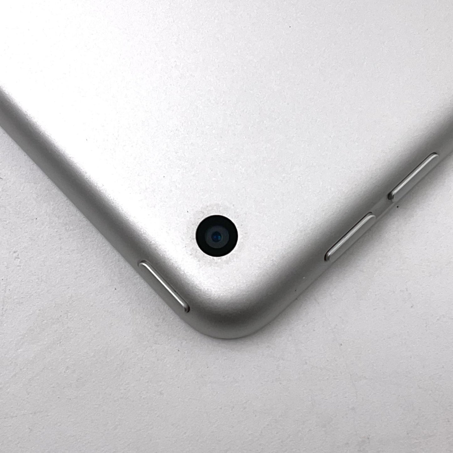 【全額返金保証】【最速発送】Apple iPad iPad 10.2インチ 第9世代 64GB シルバー Wi-Fi 動作確認済
