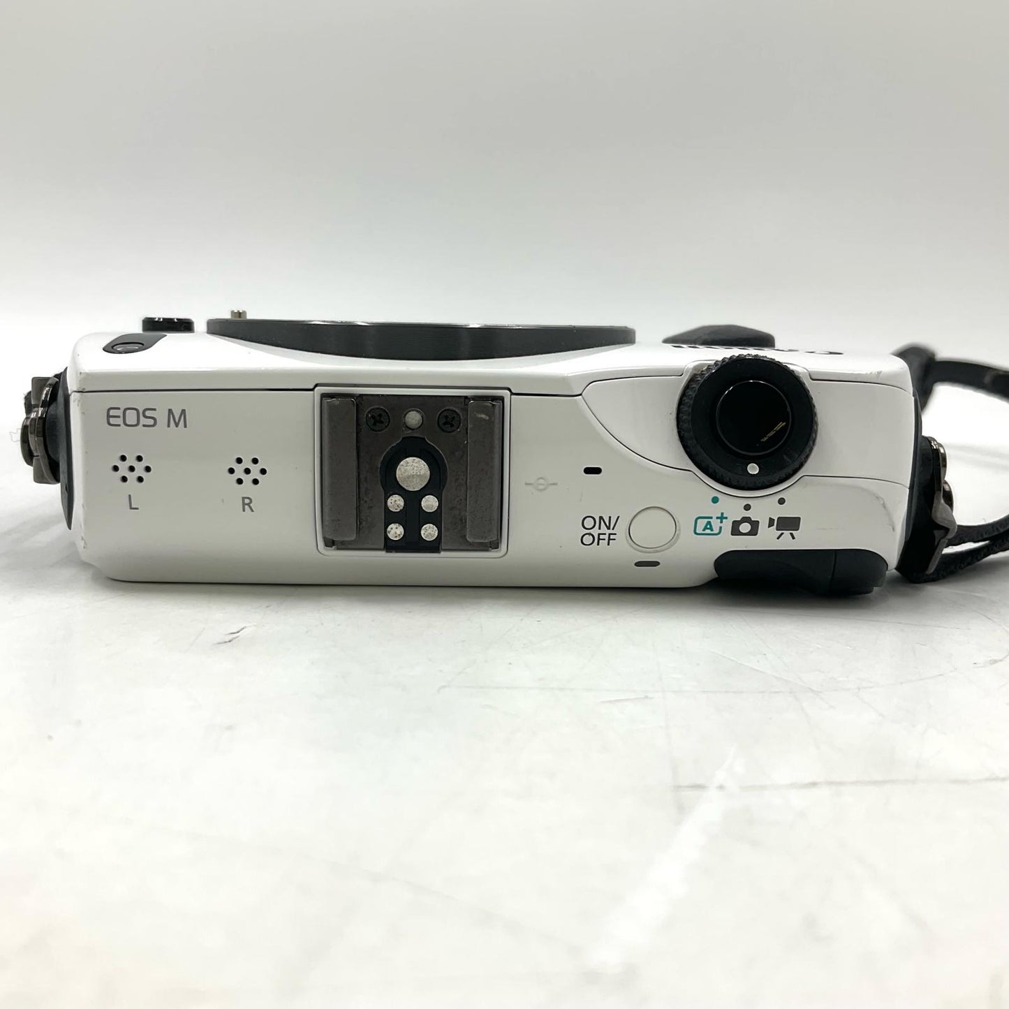 【全額返金保証】【最速発送】Canon デジタル一眼 EOS M ボディ ホワイト 動作確認済
