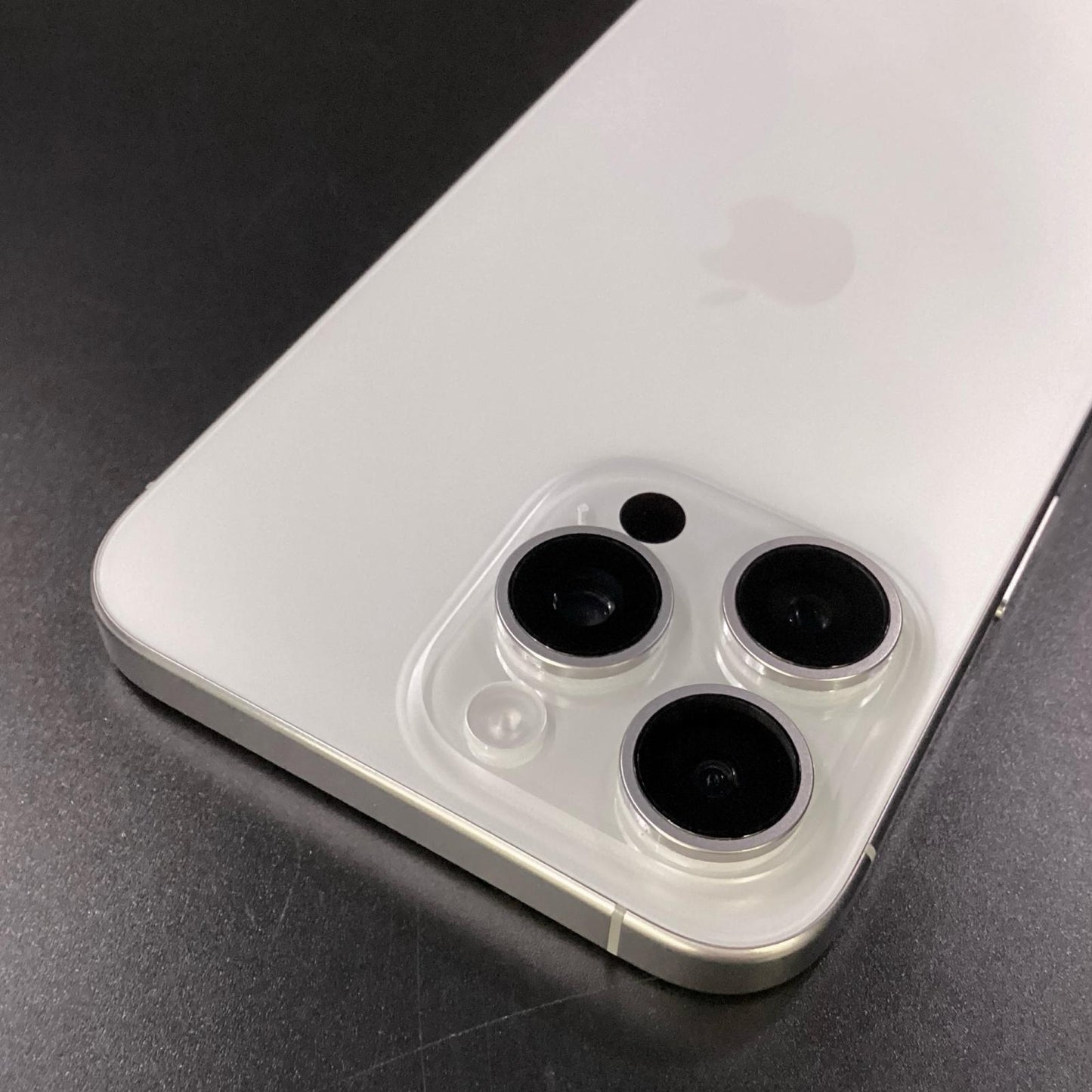 【全額返金保証】【最速発送】Apple iPhone iPhone 15 Pro Max 256GB ホワイトチタニウム au 美品 動作確認済 86%