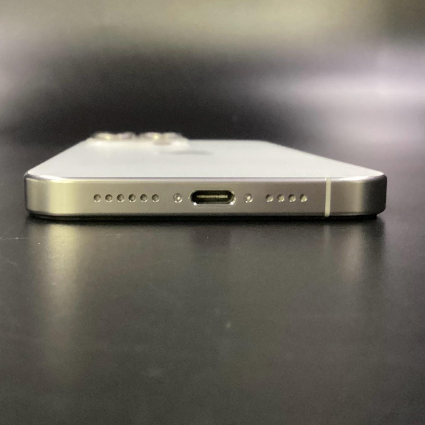 【全額返金保証】【最速発送】Apple iPhone iPhone 15 Pro Max 256GB ホワイトチタニウム au 美品 動作確認済 86%