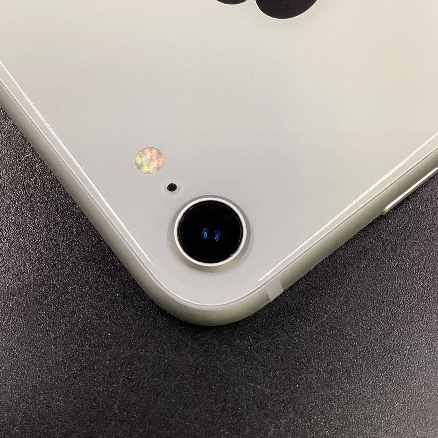 【全額返金保証】【最速発送】Apple iPhone iPhone 8 64GB シルバー docomo 白ロム 動作確認済 84%