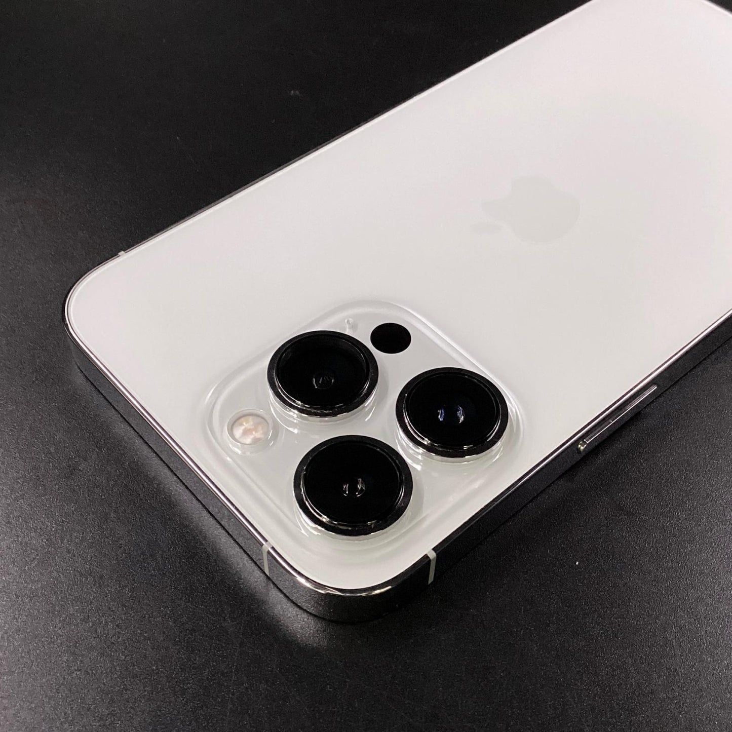 【最速発送】Apple iPhone iPhone 13 Pro 256GB シルバー au 白ロム【難有】 79%