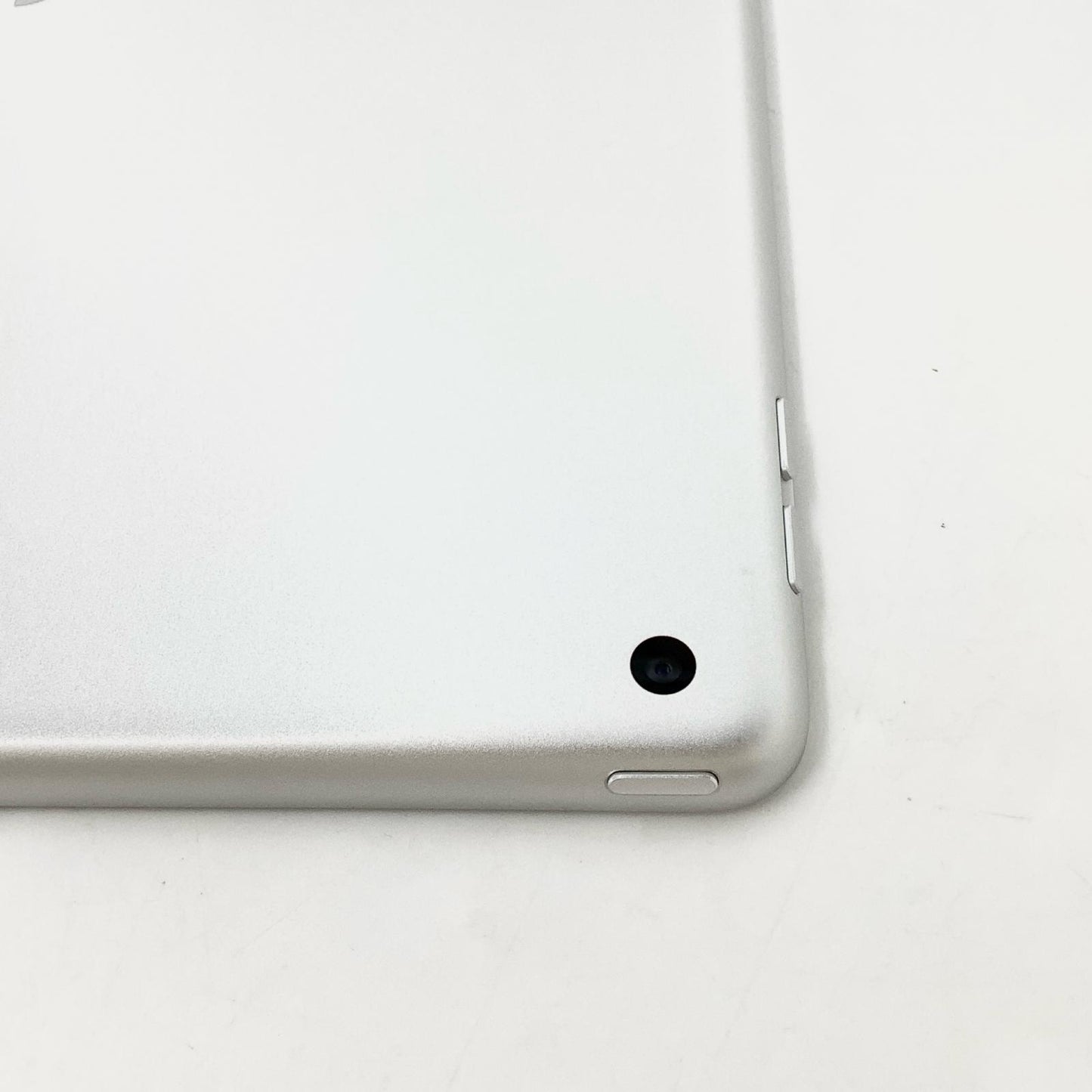 【全額返金保証】【最速発送】Apple iPad iPad 10.2インチ 第9世代 64GB シルバー Wi-Fi 美品 動作確認済