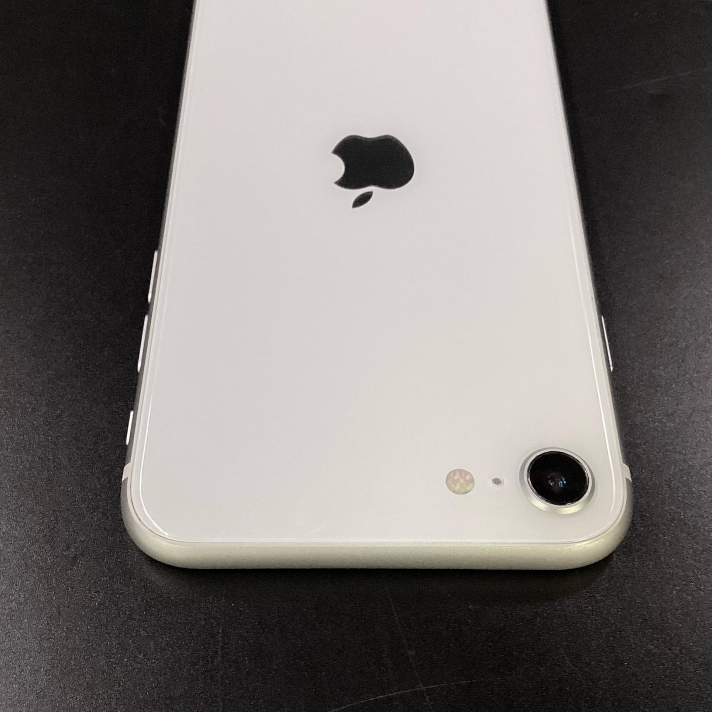 【全額返金保証】【最速発送】Apple iPhone iPhone SE（第2世代） 64GB ホワイト docomo SIMフリー 白ロム 動作確認済 88%