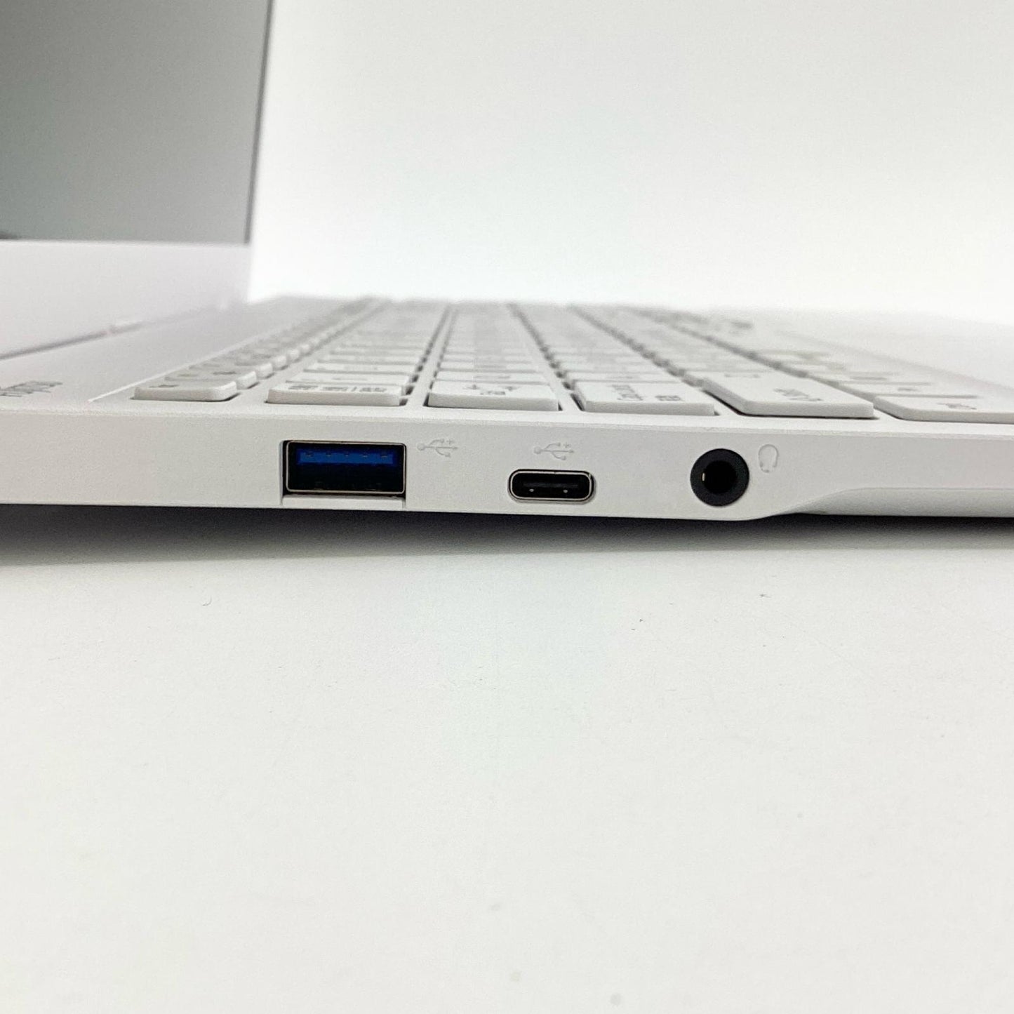 【全額返金保証】【最速発送】FUJITSU FMV Lite FMV35153J3W Intel(R) Celeron(R) 7305 1.11GHz 8GB M.2 SSD 256GB 100% 超美品 動作確認済